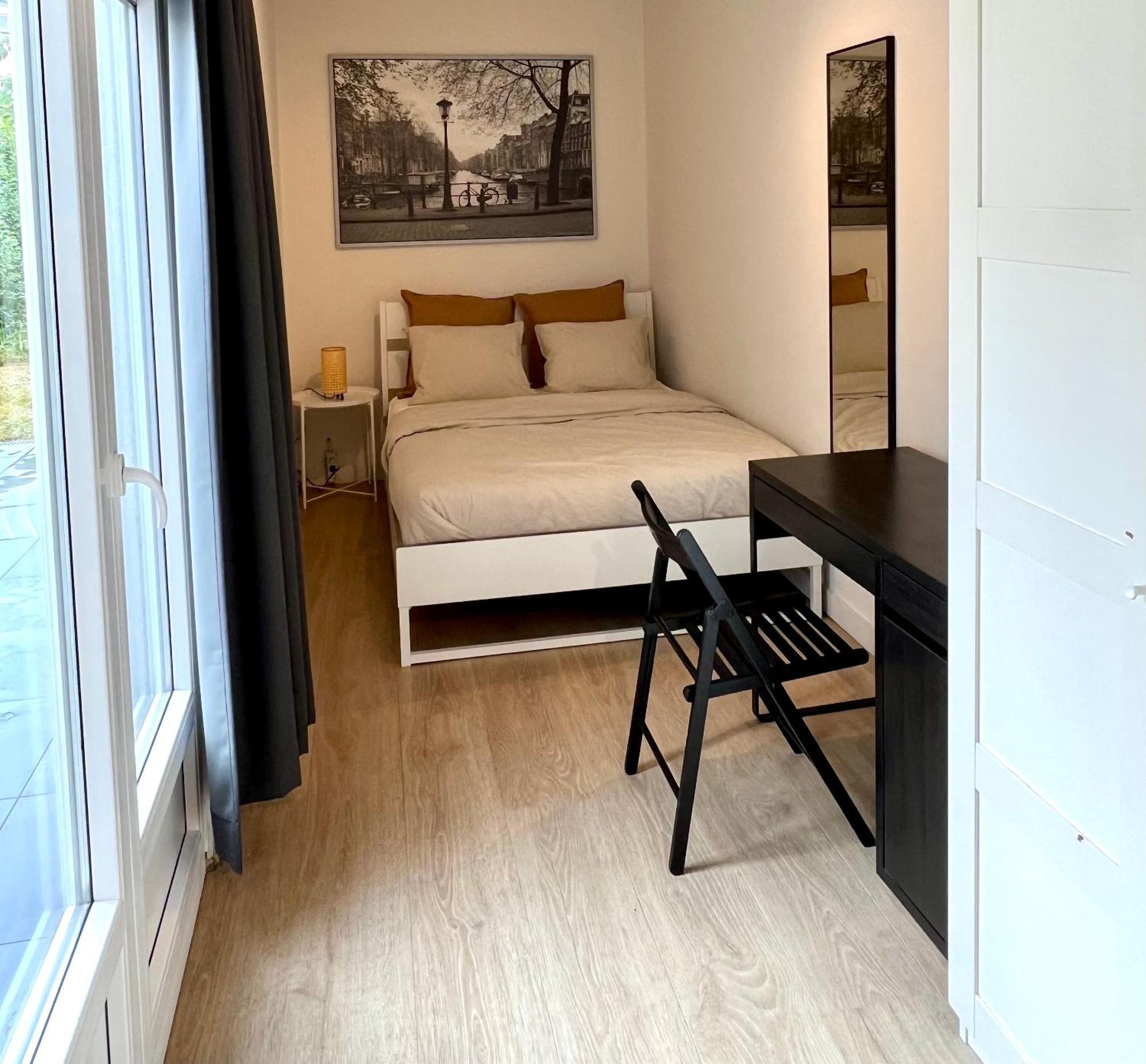 2 Bedroom With Garden Close To Station Apartment *